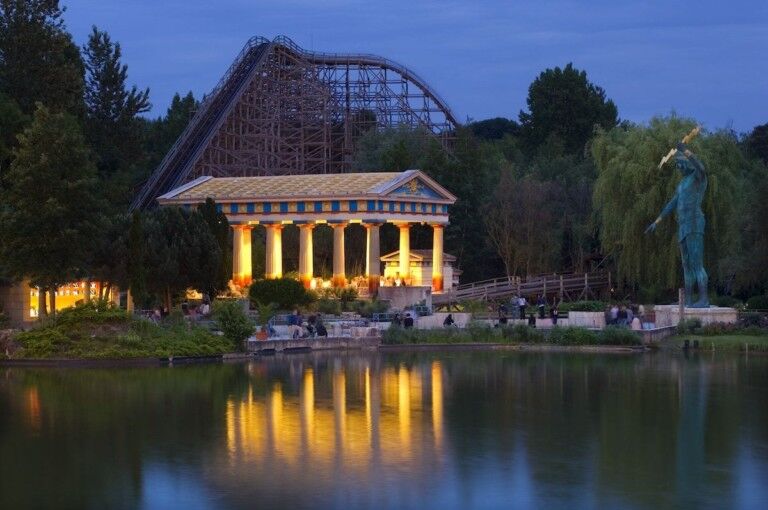 parc asterix at night