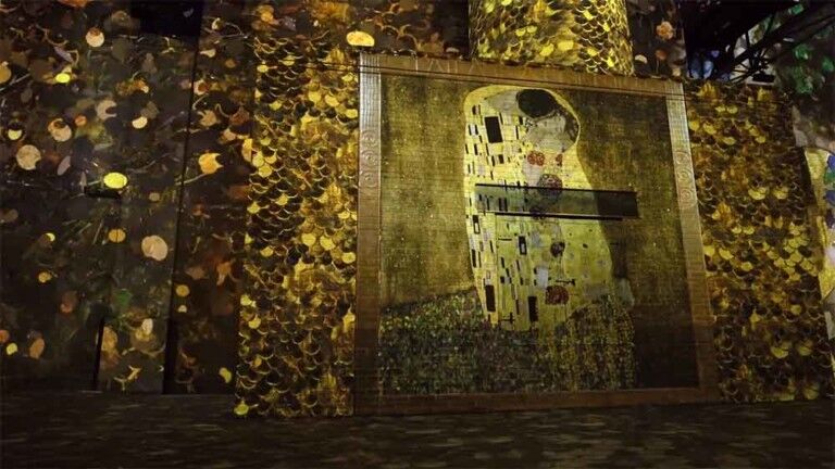 L’Atelier des Lumières Gustav Klimt digital art paris the kiss