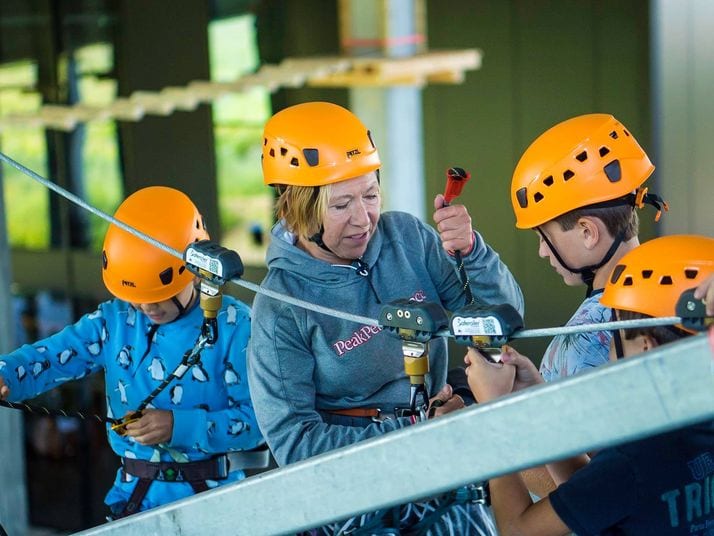 woman securs saferoller belay system at aspen-antwerpen indoor ski resort
