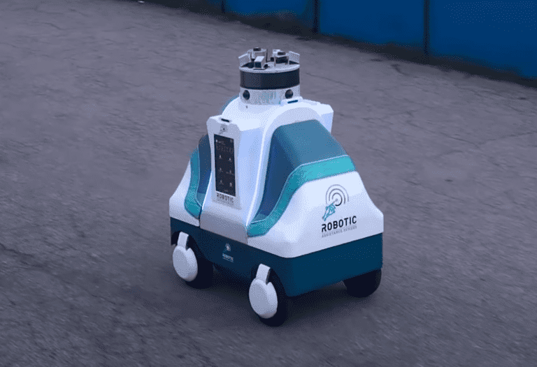 robot security guard roameo
