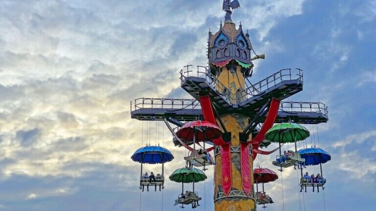 Intamin Dragonwatch parachutes