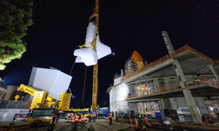 space shuttle endeavour stacking process