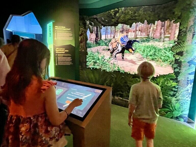 Ideum creates 3D displays for Dueling Dinosaurs